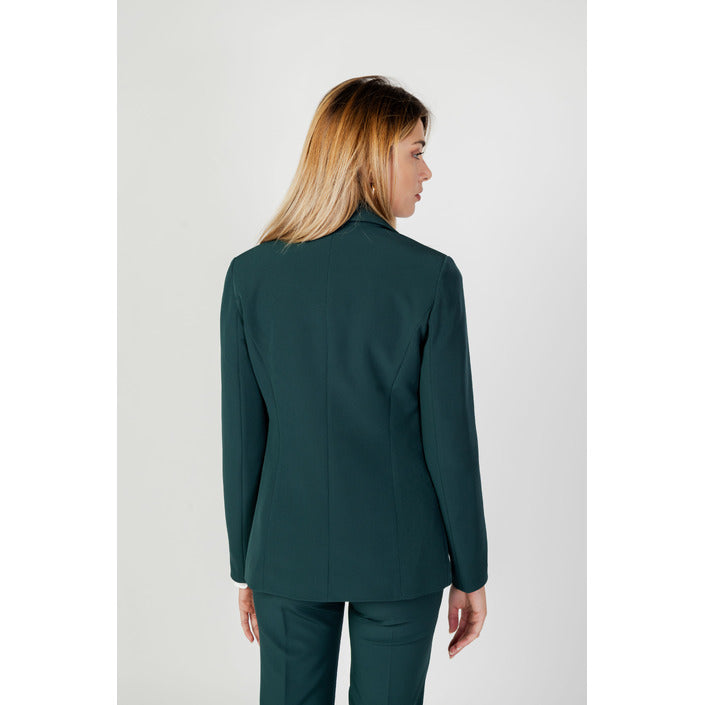 Sandro Ferrone Яке Жени