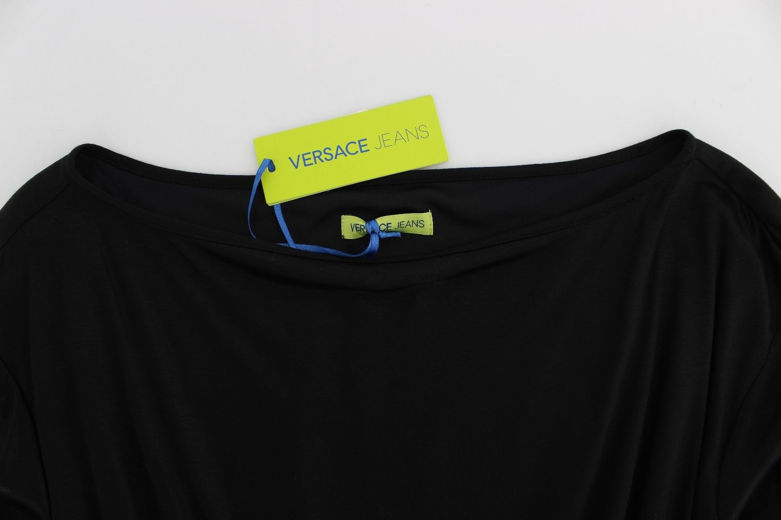 Елегантна черна рокля тип „футбол“ от копринена смес Versace Jeans