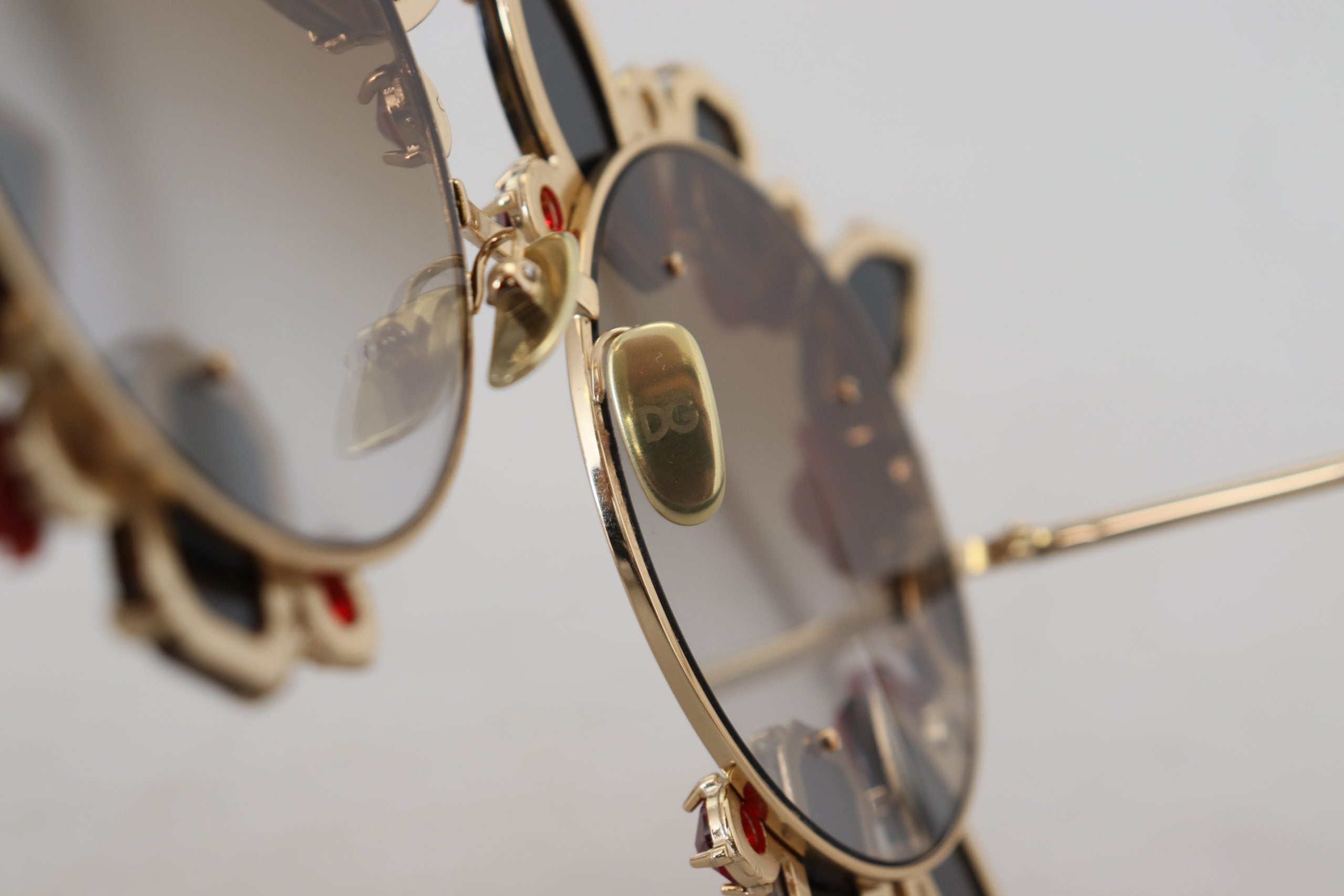 Слънчеви очила Dolce & Gabbana със златни метални рамки, украсени с рози DG2207B