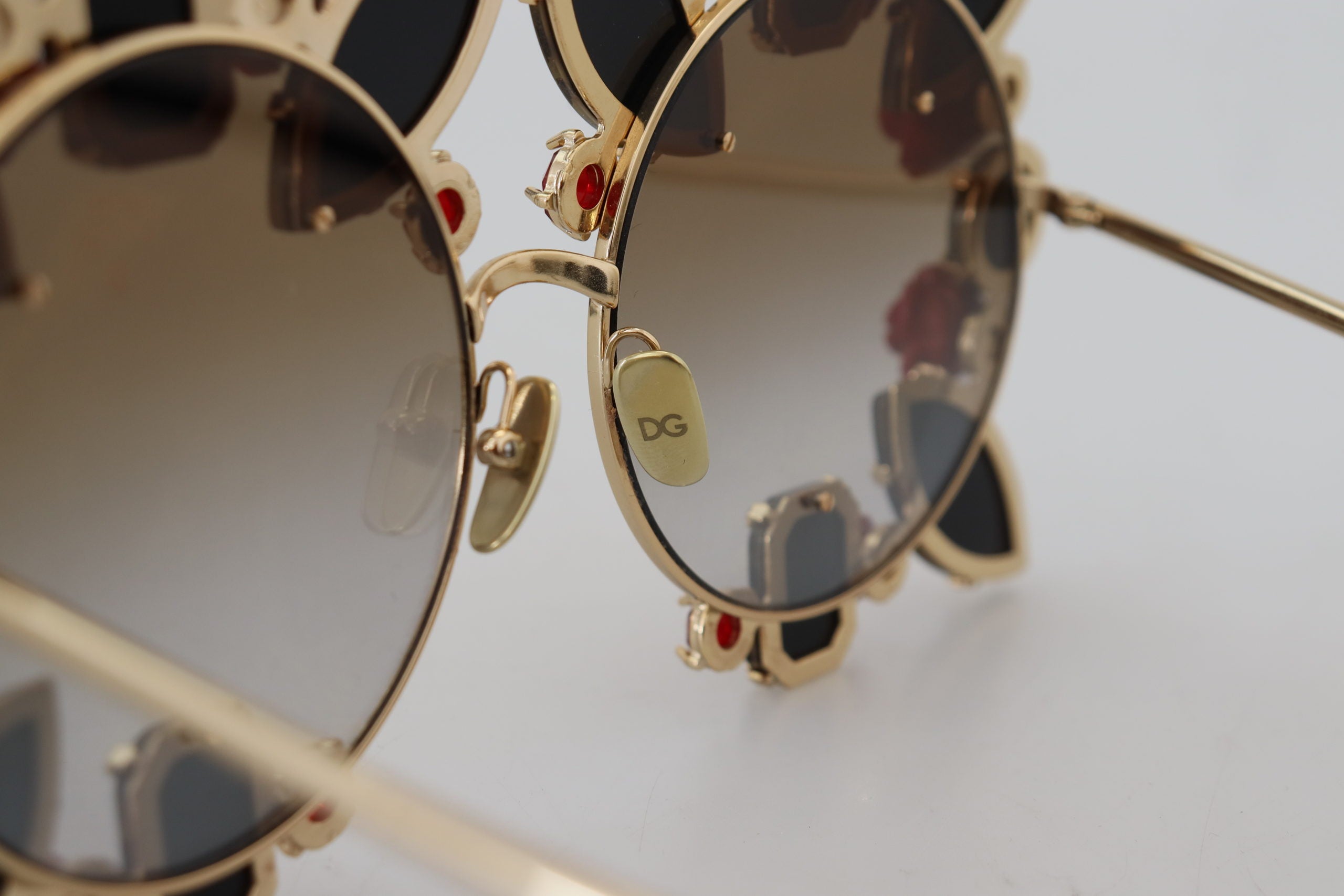 Слънчеви очила Dolce & Gabbana със златни метални рамки, украсени с рози DG2207B