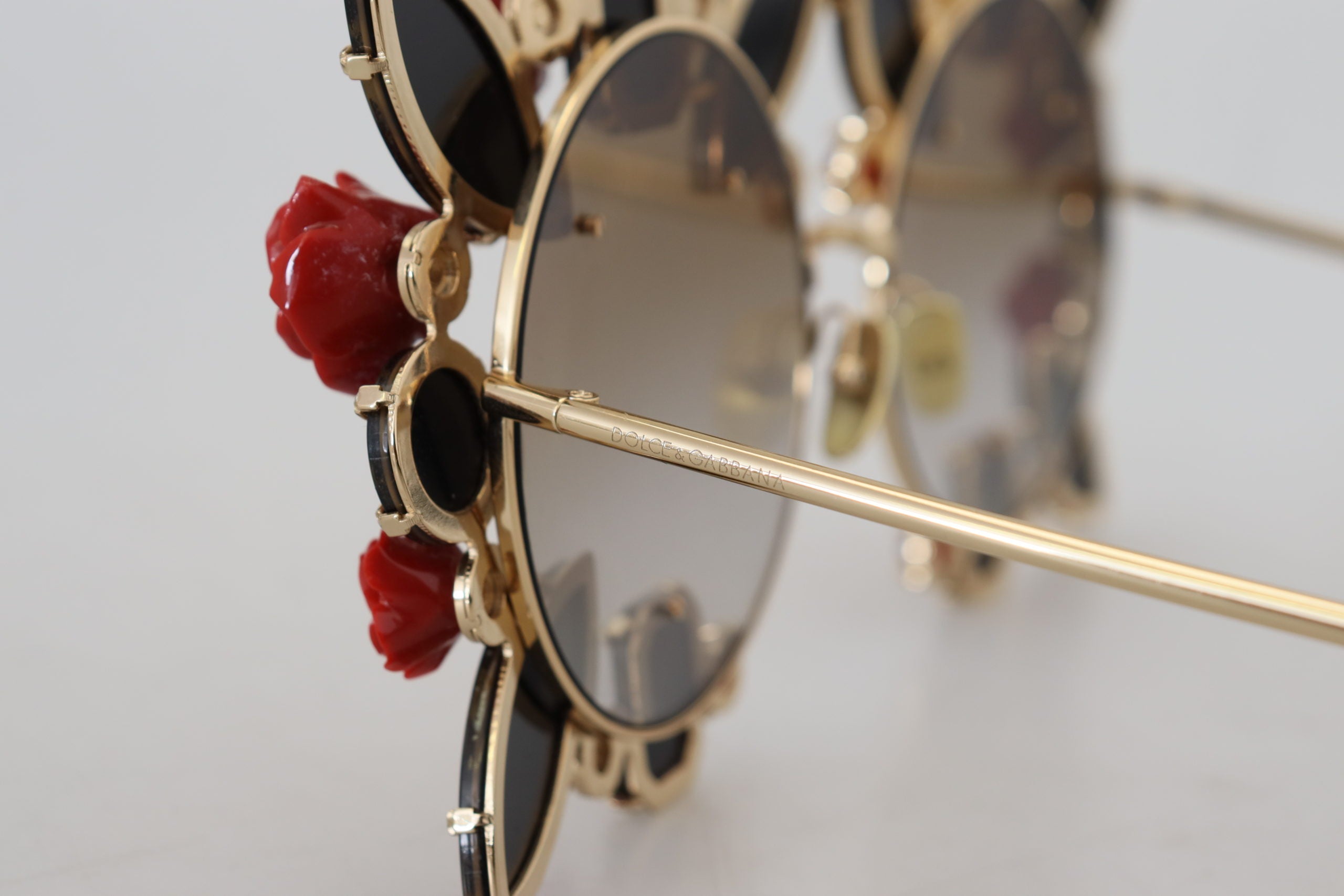 Слънчеви очила Dolce & Gabbana със златни метални рамки, украсени с рози DG2207B