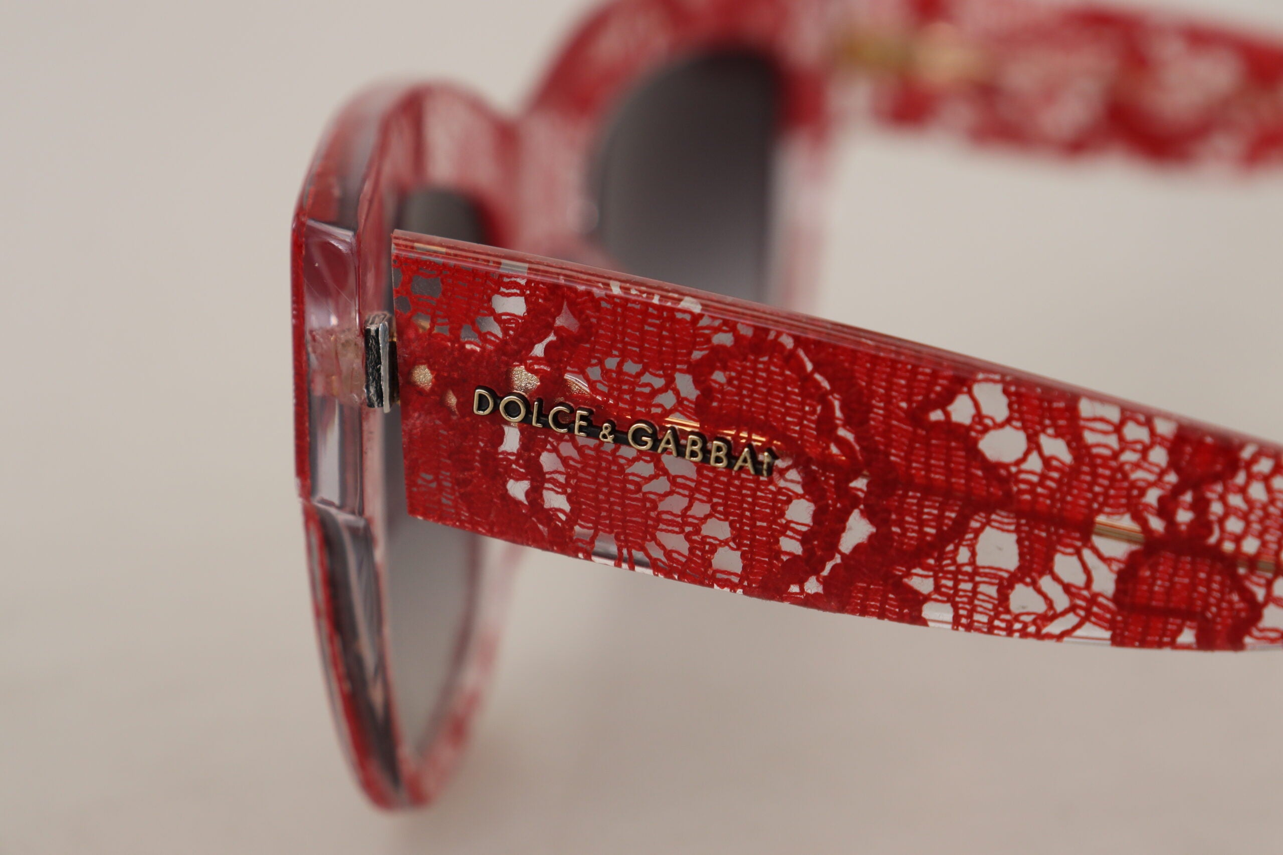 Червени слънчеви очила Dolce & Gabbana DG4231F с правоъгълен дантелен ацетат