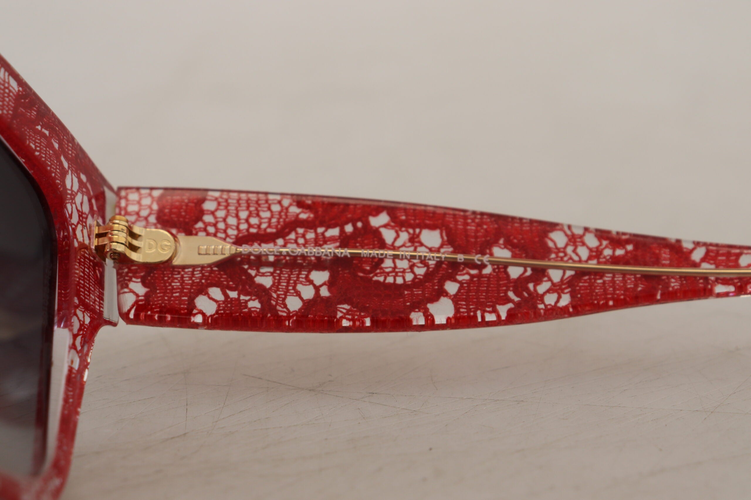 Червени слънчеви очила Dolce & Gabbana DG4231F с правоъгълен дантелен ацетат