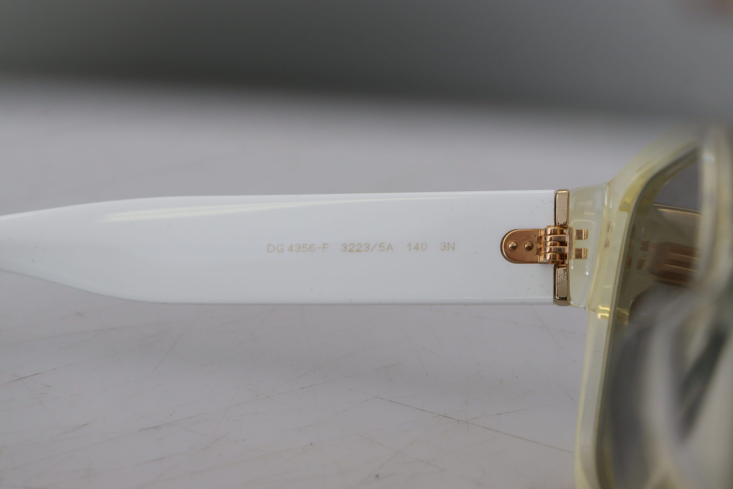 Слънчеви очила Dolce & Gabbana с бял ацетат с пълна рамка DG4356F