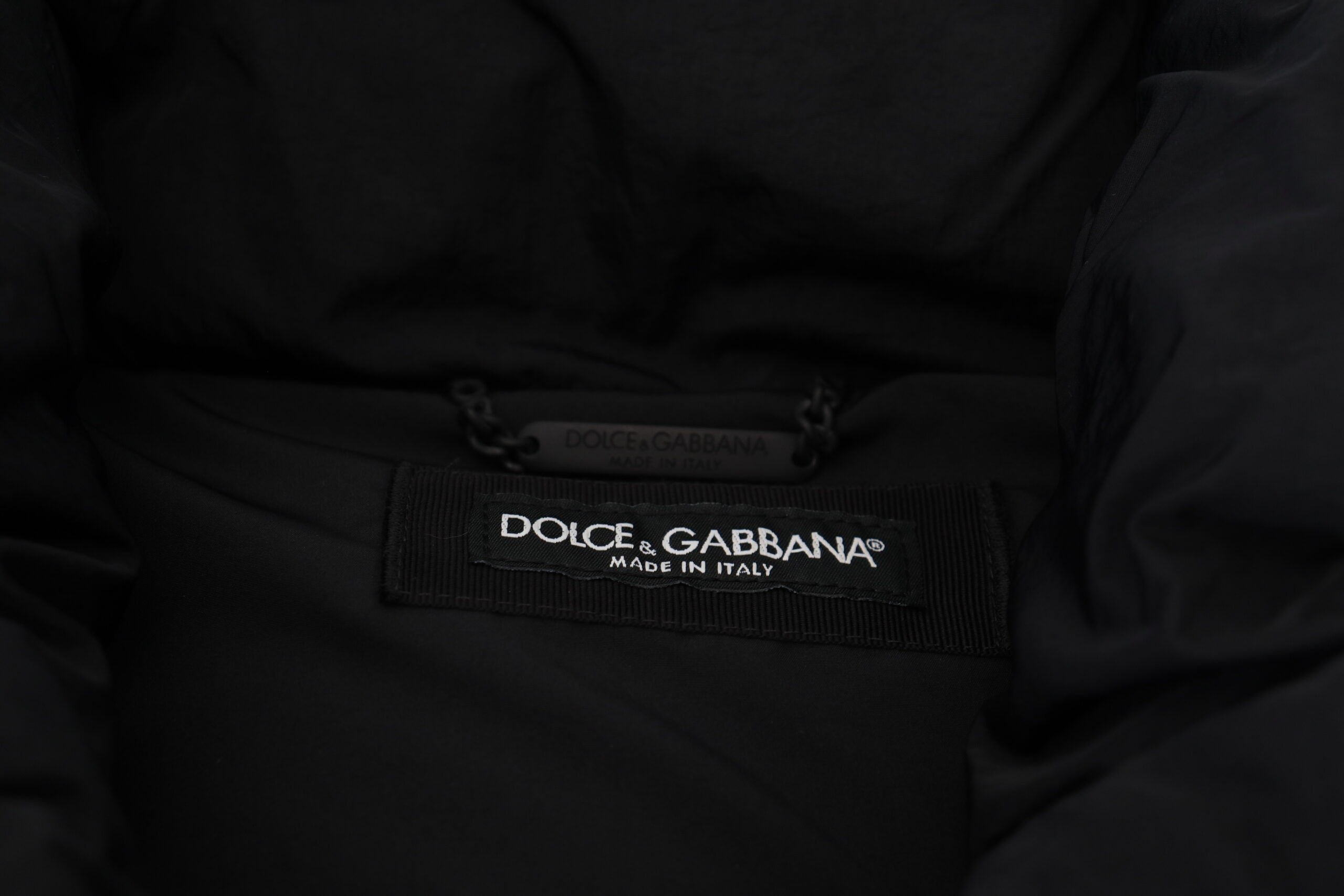 Dolce & Gabbana Черно яке без ръкави DG с метална украса