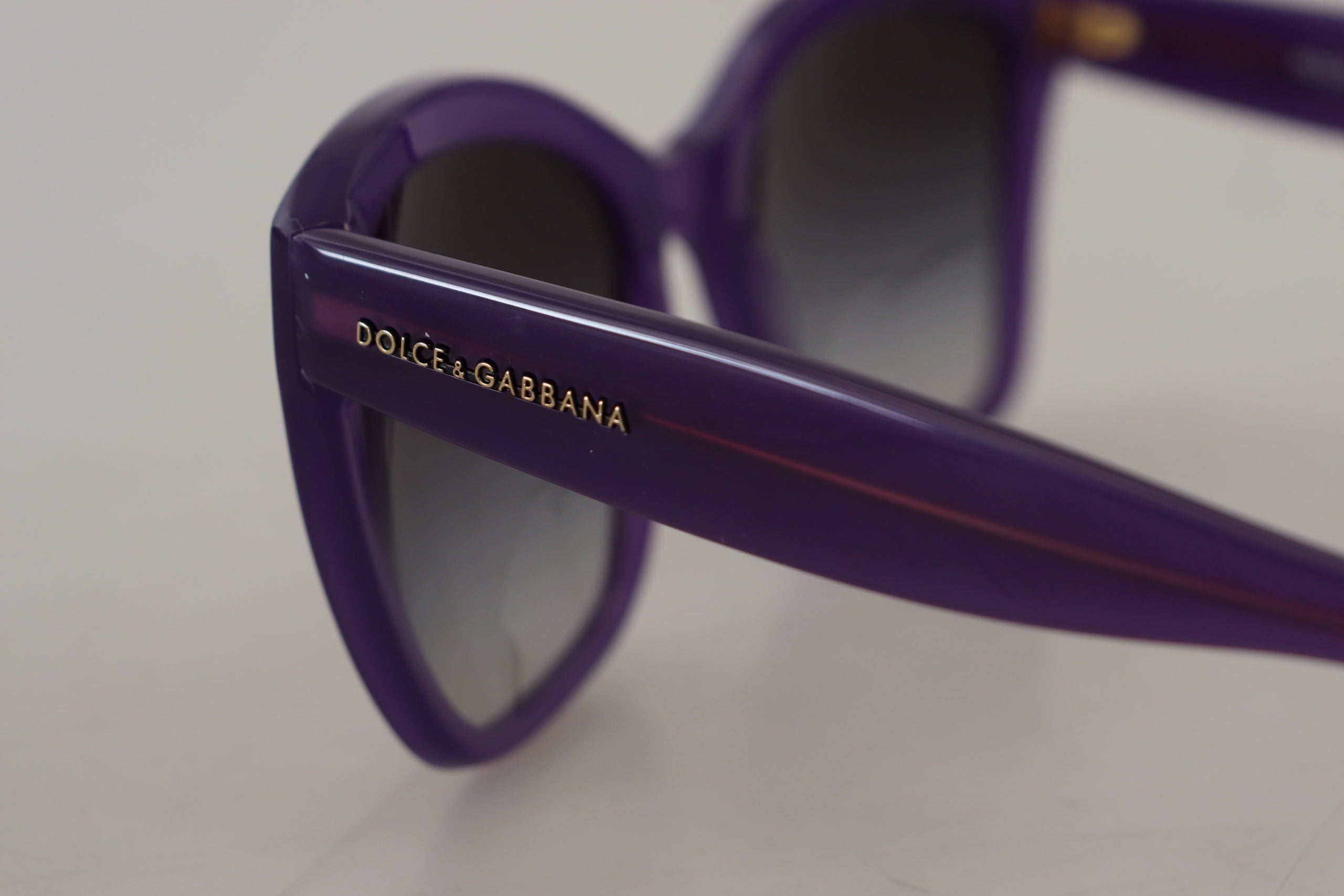Слънчеви очила Dolce & Gabbana с лилав ацетат и пълна рамка DG4240