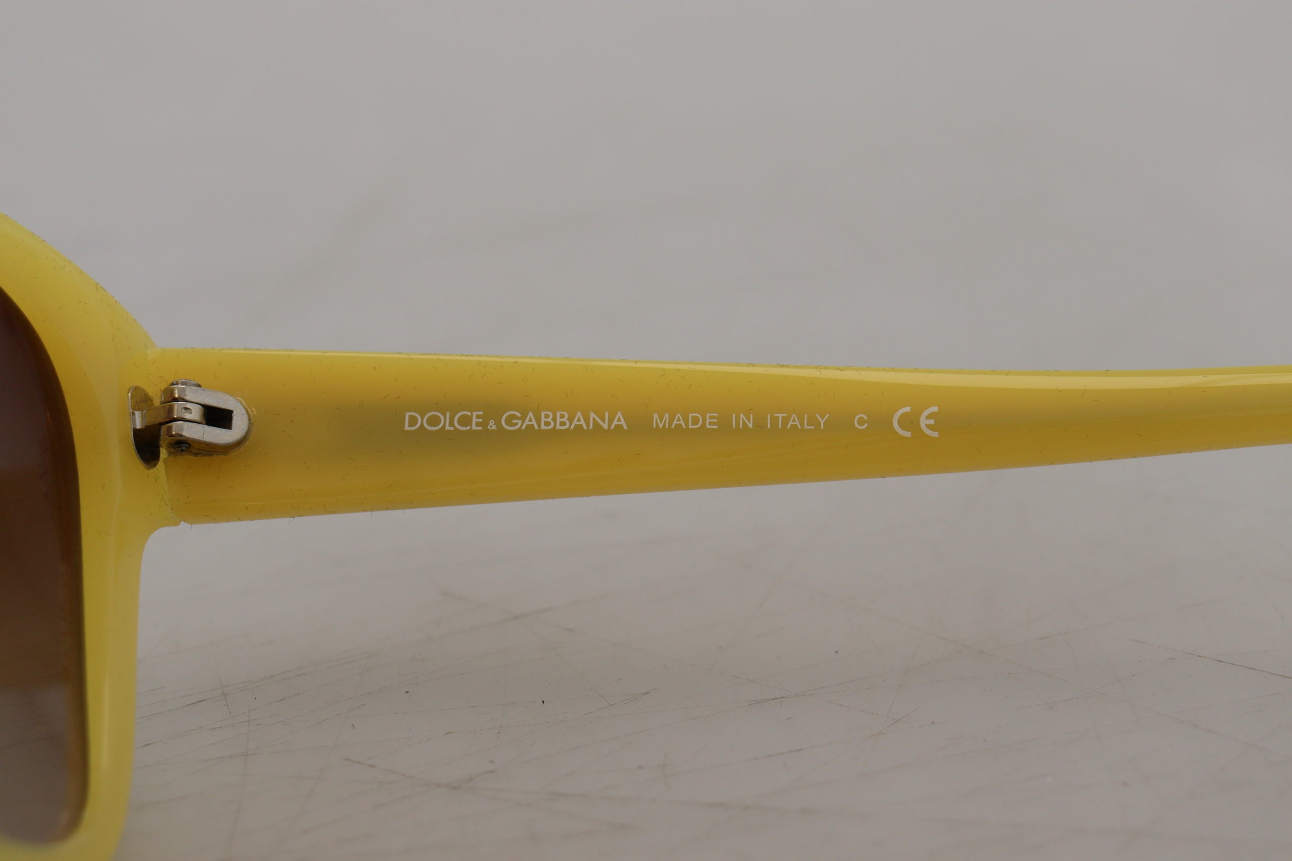 Слънчеви очила Dolce & Gabbana с жълта ацетатна рамка със звезди DG4124