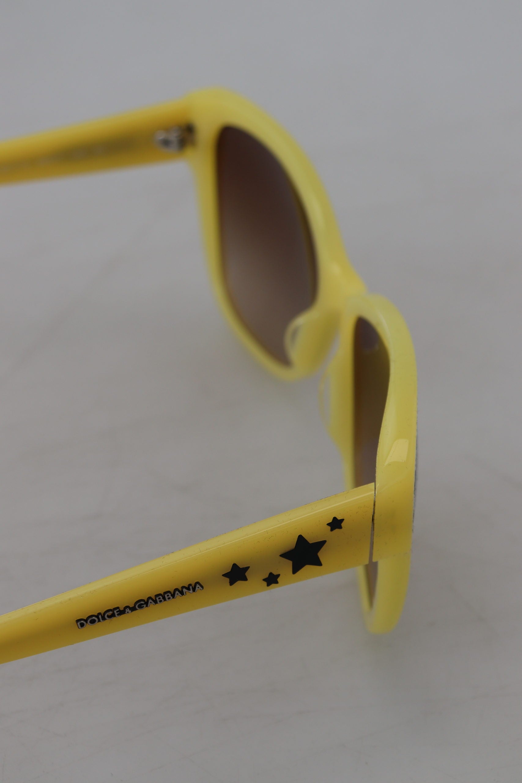 Слънчеви очила Dolce & Gabbana с жълта ацетатна рамка със звезди DG4124