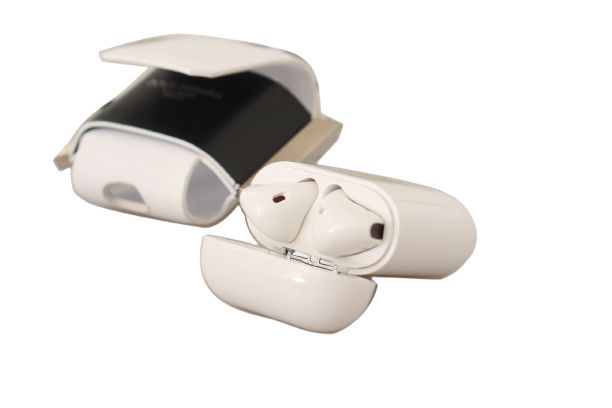Dolce & Gabbana бяла черна кожена каишка сребристо метално лого Airpods калъф