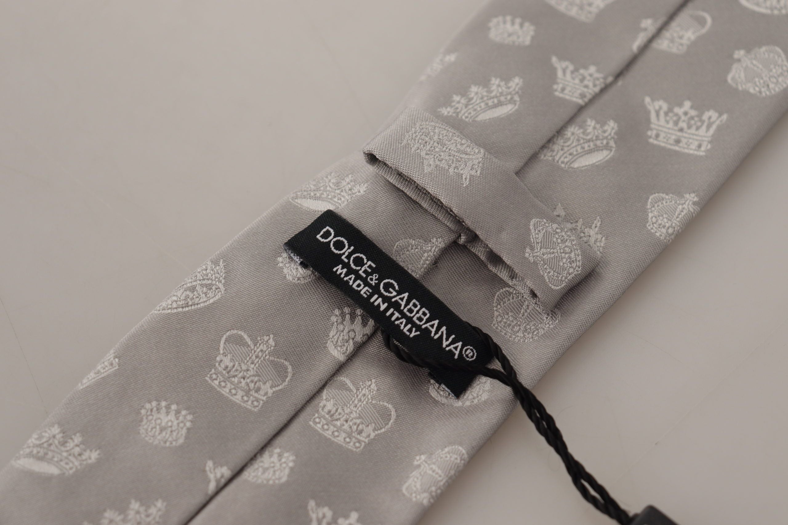 Копринена регулируема вратовръзка Dolce & Gabbana със сива корона с фантастичен принт
