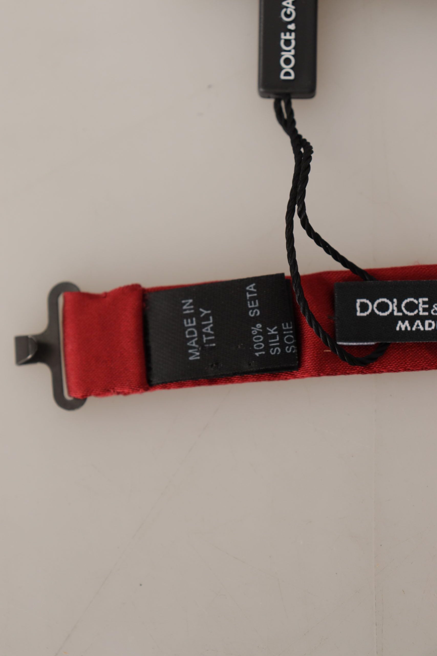Dolce & Gabbana Червена 100% копринена тънка папийонка с регулируемо деколте