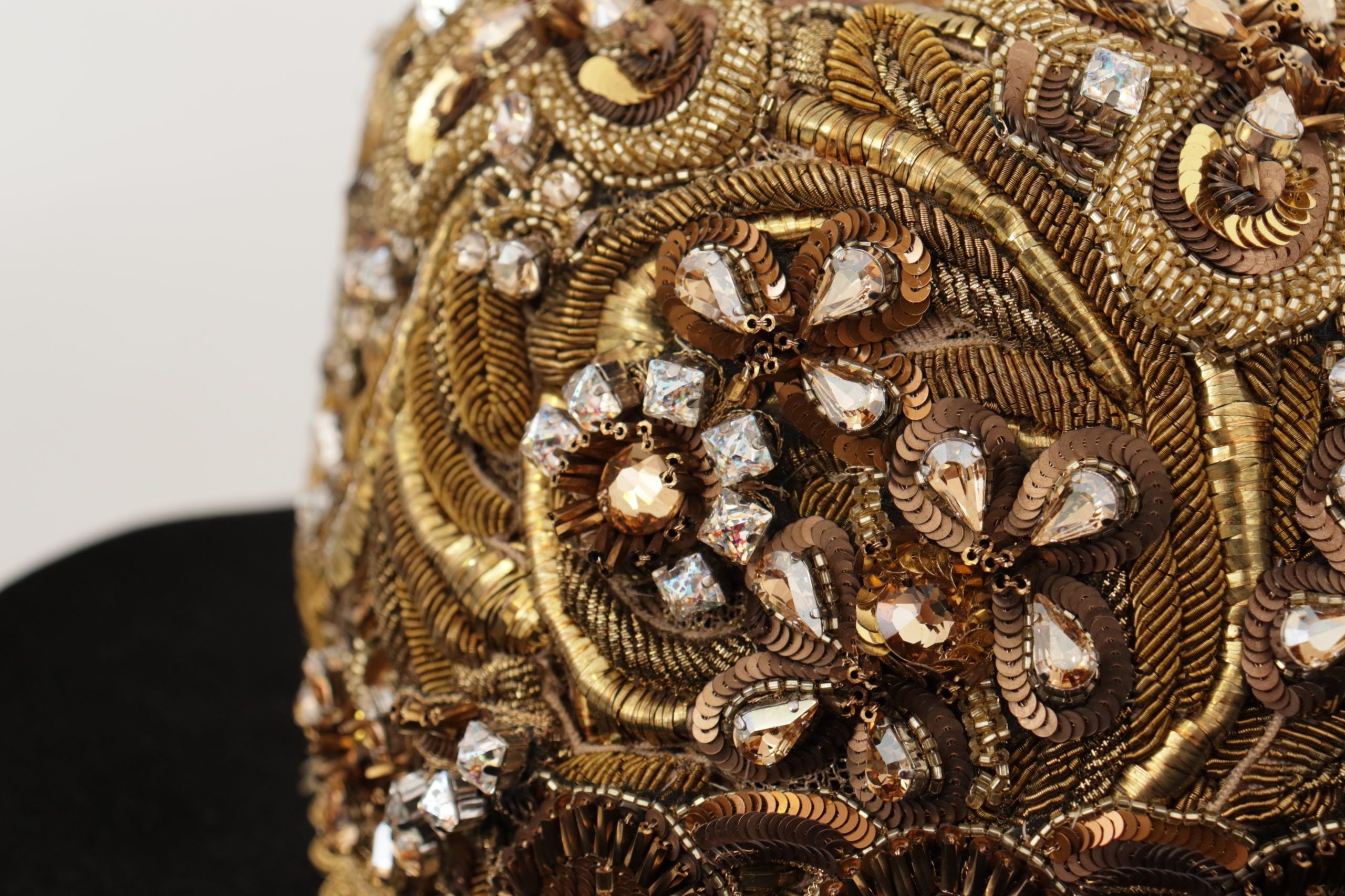 Dolce & Gabbana, украсена със злато кристална шапка Fedora, бродирана с кристали