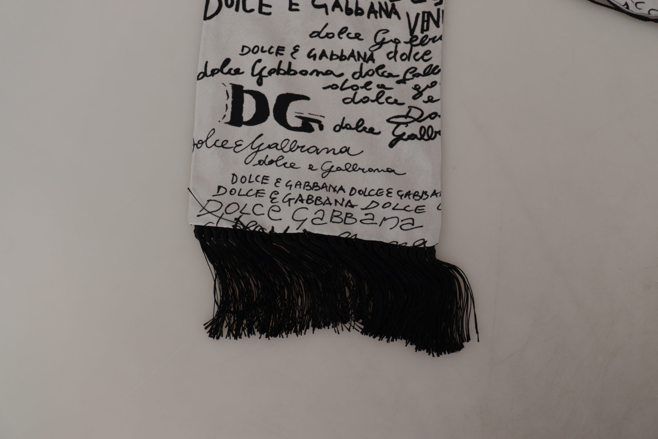 Dolce & Gabbana Бяла копринена DG щампа с лого и шал с ресни