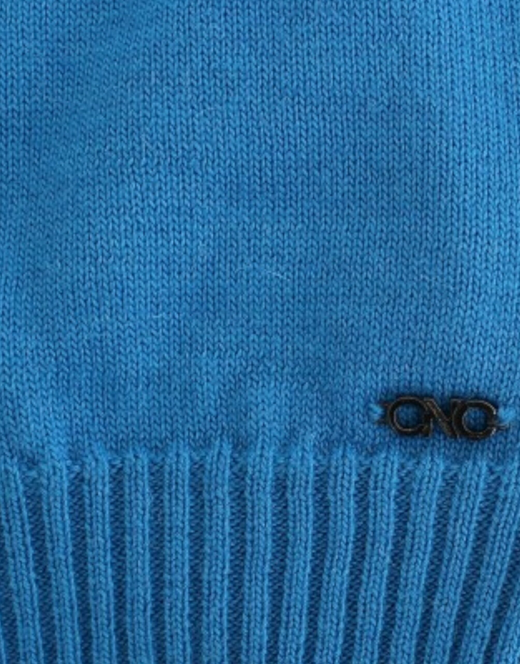 Национален син пуловер с деколте