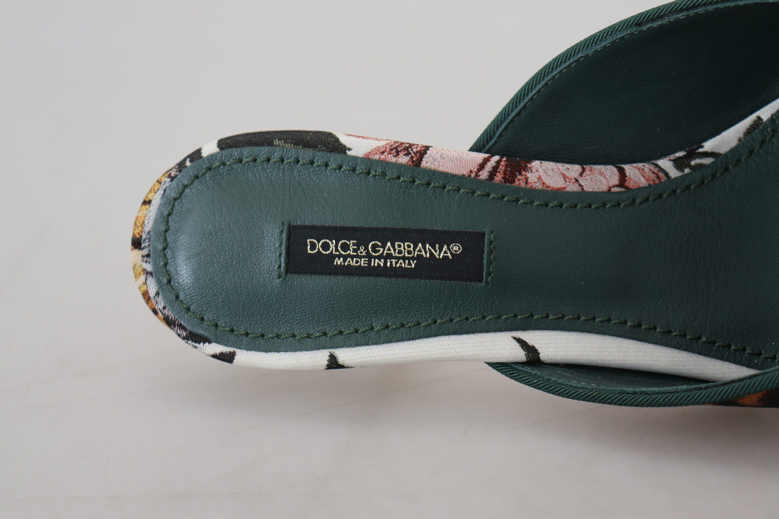 Dolce &amp; Gabbana Многоцветни сандали с украса от кристали
