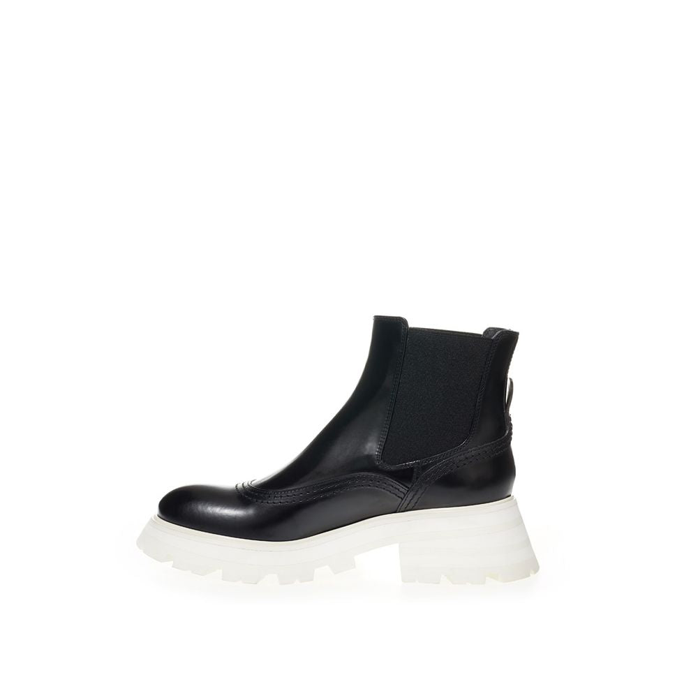 Alexander McQueen Elegant Leather Ankle Boots in Black
