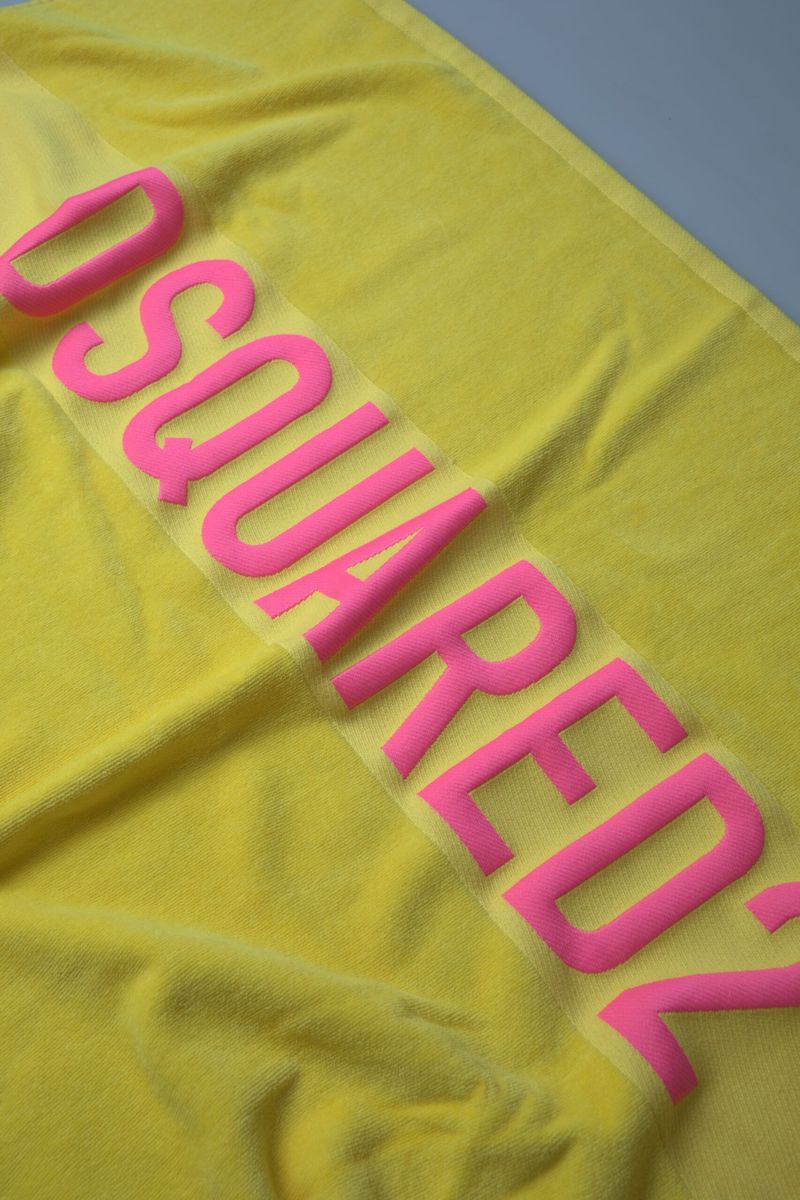 Мека памучна плажна кърпа Dsquared² с принт на жълто лого