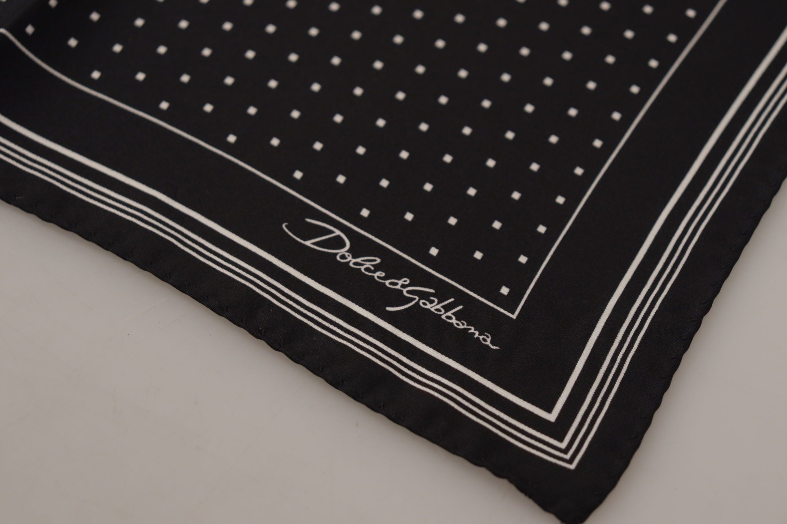 Квадратна носна кърпичка Dolce &amp; Gabbana на черни точки с лого DG