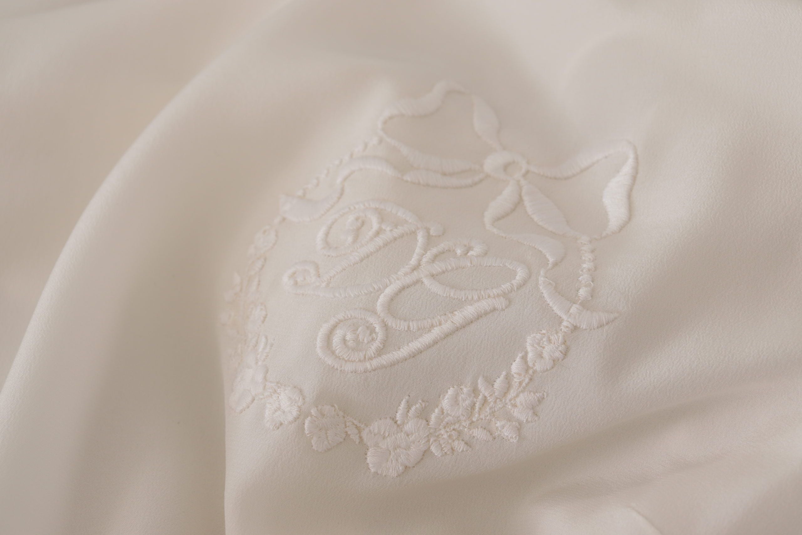 Dolce &amp; Gabbana Бяла копринена DG бродирана блуза с дълги ръкави