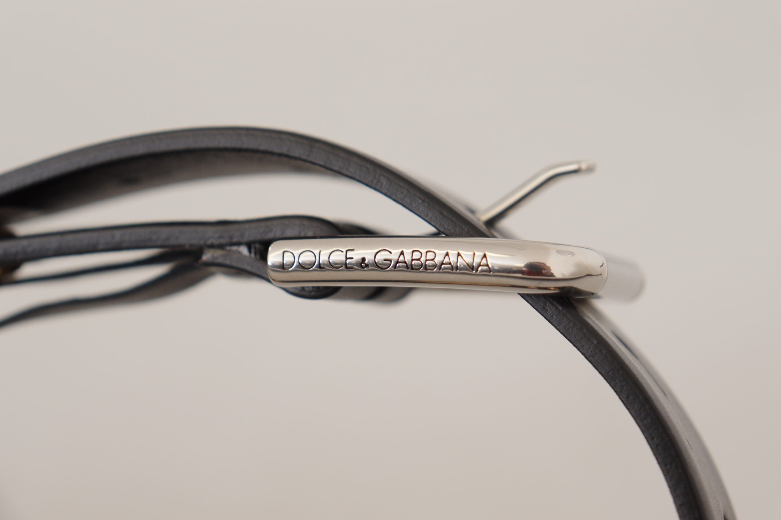 Dolce &amp; Gabbana Черен кожен колан с метална катарама с капси в сребрист тон