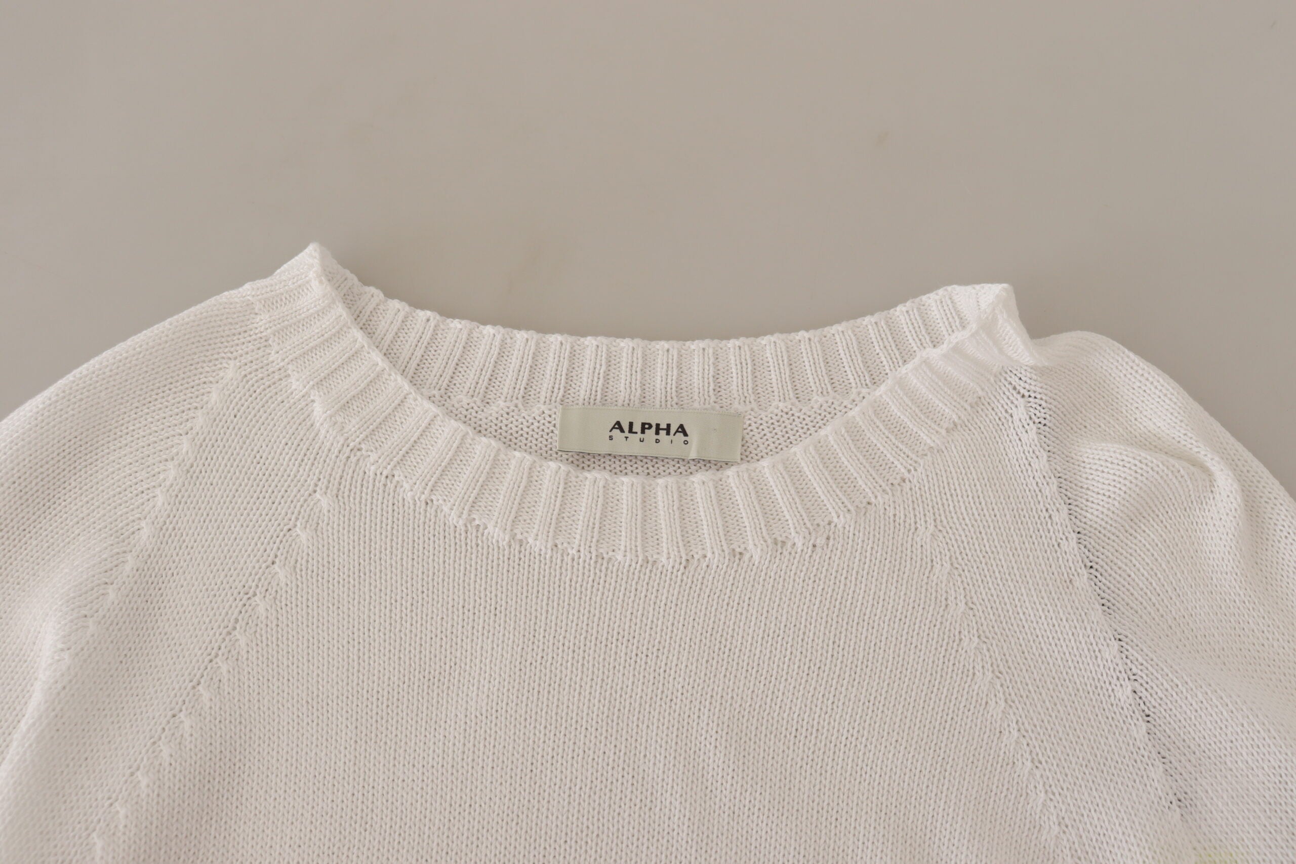 Бял пуловер с дълги ръкави и деколте Alpha Studio