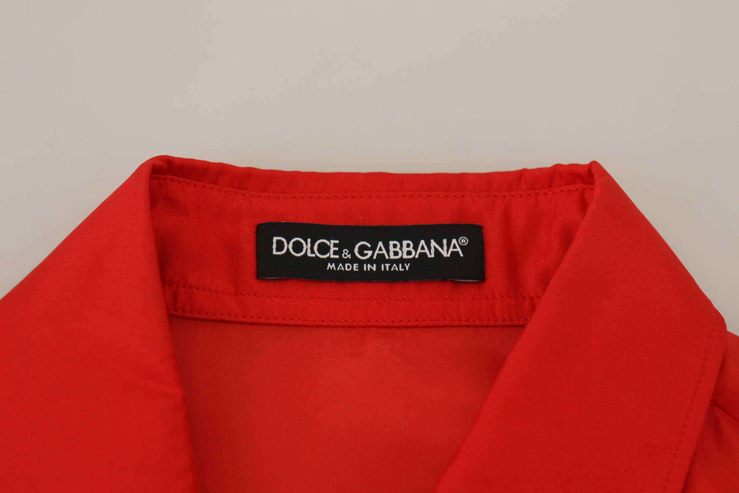 Червена копринена яка с дълги ръкави на Dolce &amp; Gabbana