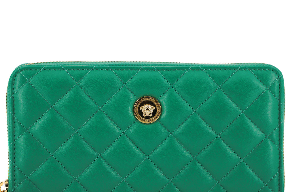 Зелен кожен портфейл с дълъг цип около Versace